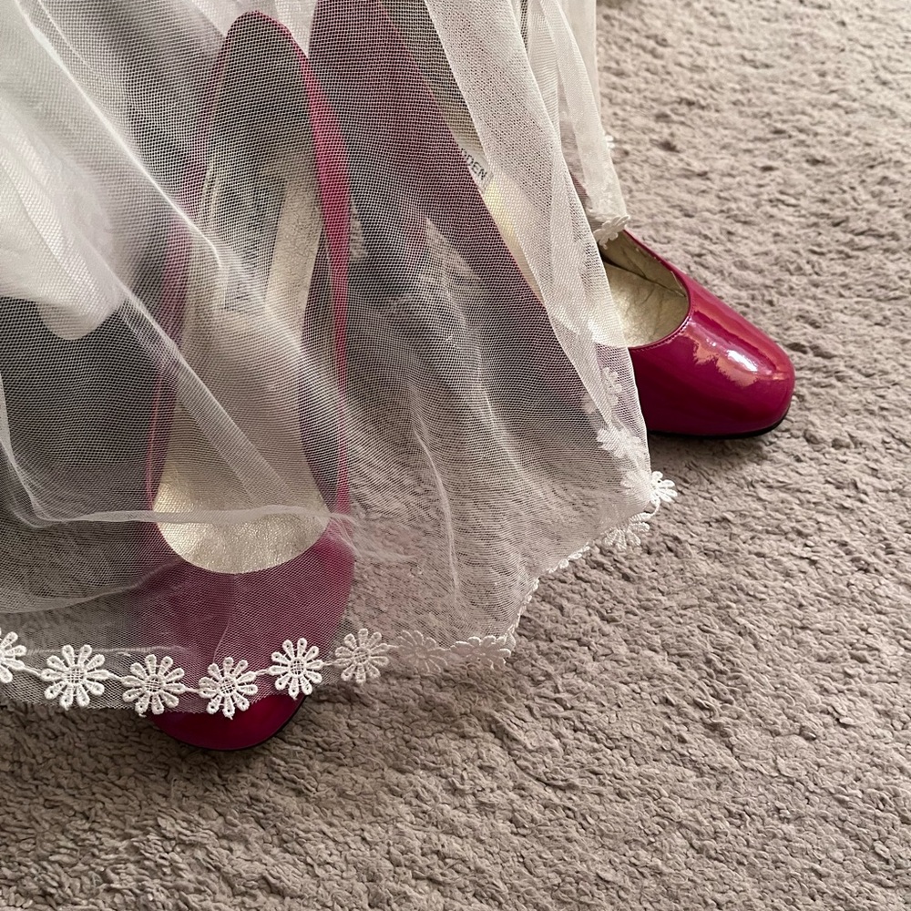 Super bright red patent Leather Heels. Last 3 pics actual color.
Not a blue red.
